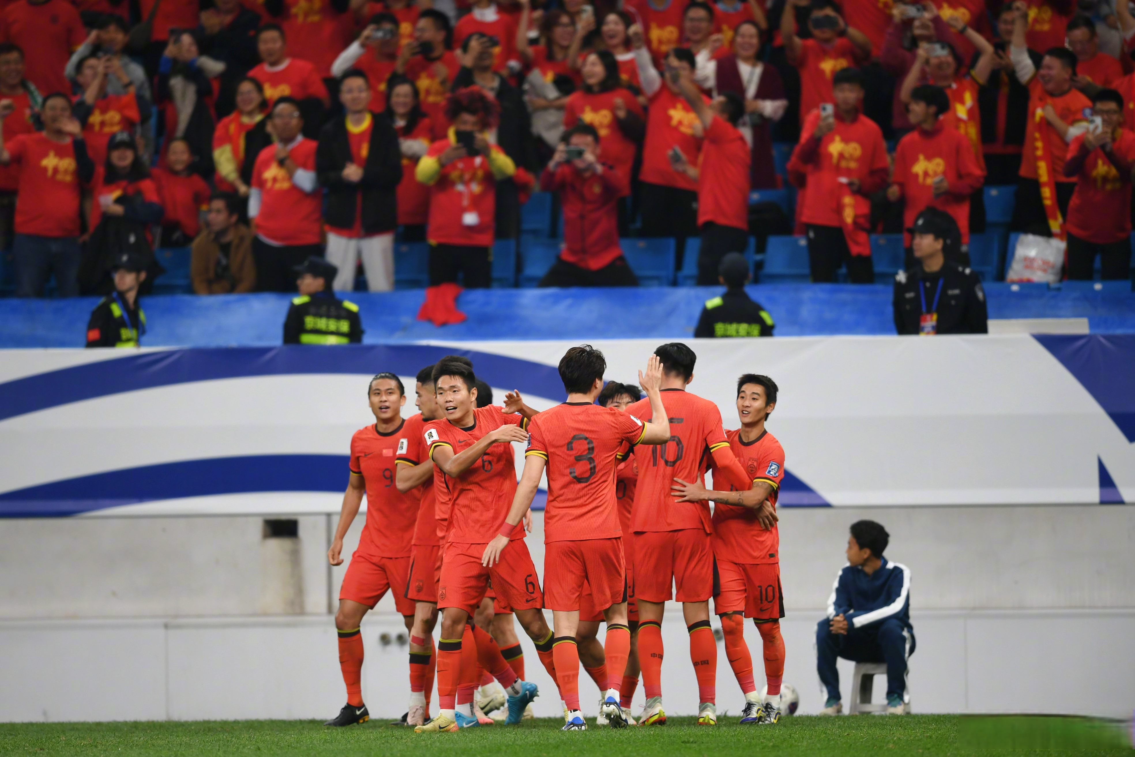 亚洲足球队迎战国际赛，备战情况良好
