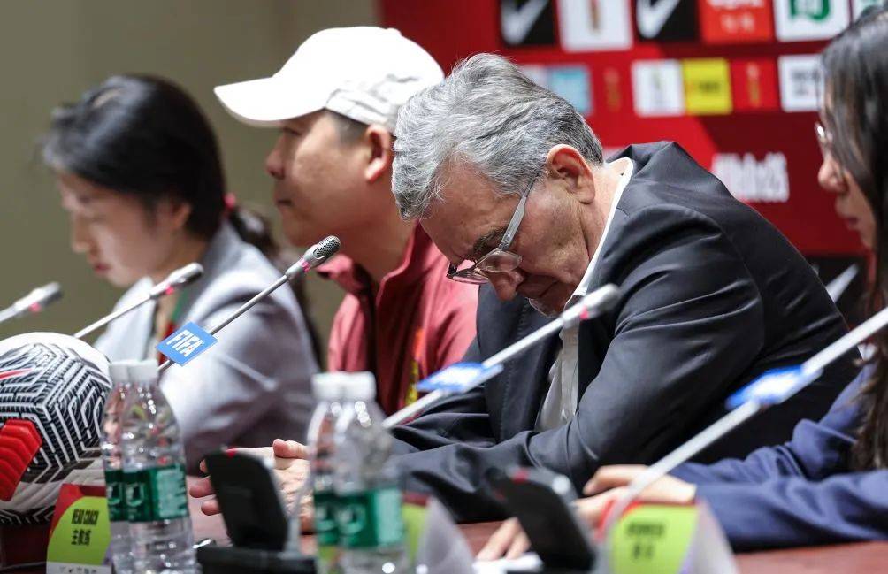 波兰憾平瑞士，晋级形势稍显尴尬